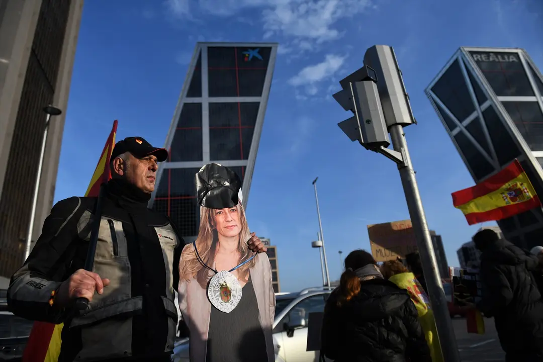 Manifestantes en contra de Pedro S&aacute;nchez en la entrada de los juzgados de Plaza de Castilla. / Fernando S&aacute;nchez