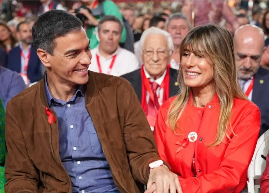 El presidente del Gobierno y secretario general del PSOE, Pedro S&aacute;nchez, en la clausura del 41 Congreso Federal del PSOE en Sevilla, junto a su mujer, Bego&ntilde;a G&oacute;mez / Francisco Daguerre