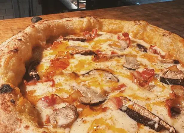 Una de las pizzas del local que ha ganado el premio a 'Mejor Pizza de Cantabria'. / Pizzeria Bitinia