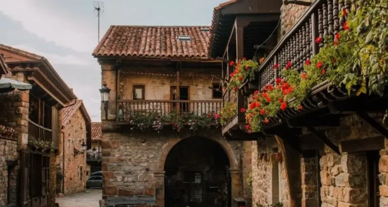 T&iacute;pica casa monta&ntilde;esa que se puede ver en Barcena Mayor. / CT