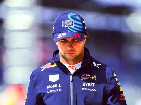 Checo P&eacute;rez se va de Red Bull. / Red Bull