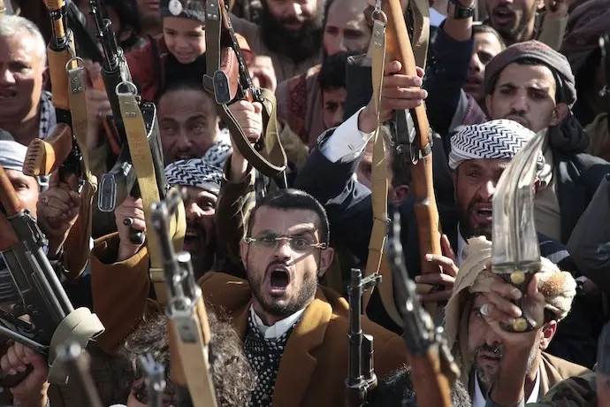 Simpatizantes hut&iacute;es enarbolan rifles durante una manifestaci&oacute;n en solidaridad con "el pueblo de Gaza", en medio del conflicto en curso entre Israel y Hamas en la Franja de Gaza. Foto: Osamah Yahya
