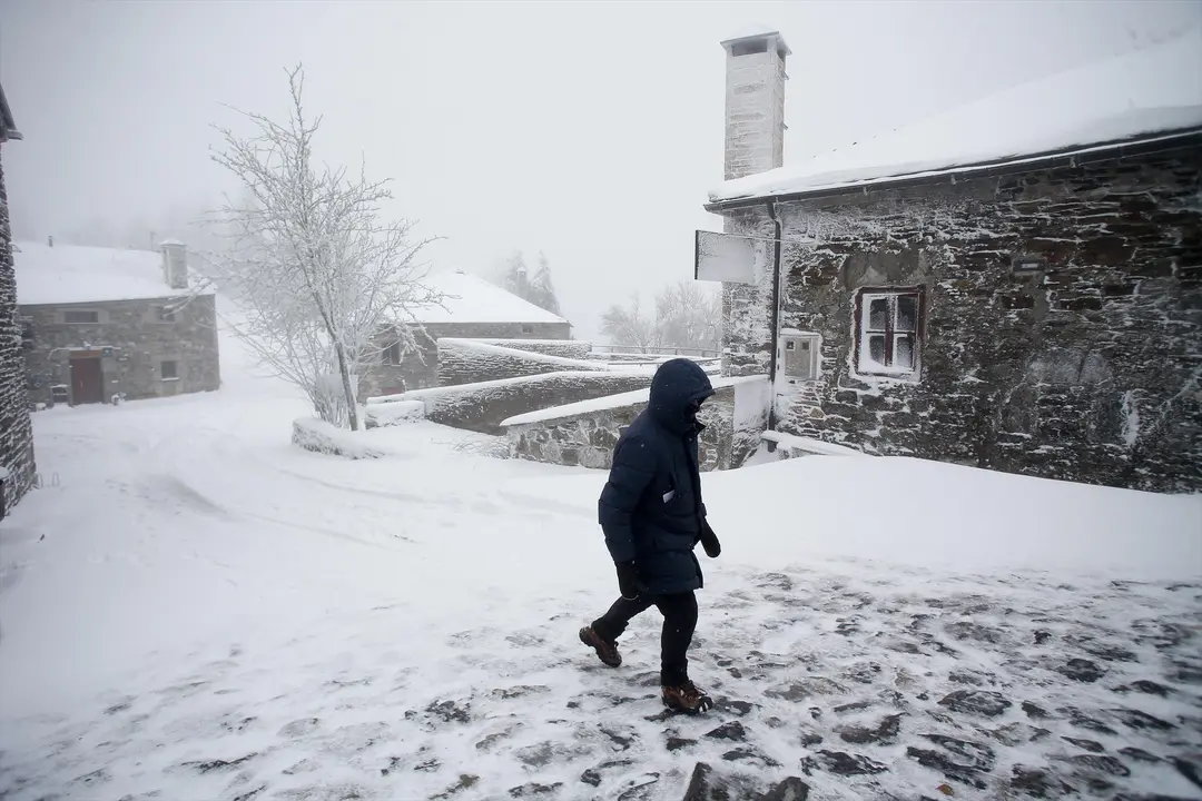 Una persona pasea por la nieve. EP / Archivo