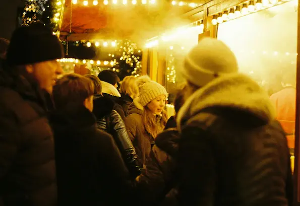 Varias personas visitando un mercado de Navidad. / A.E