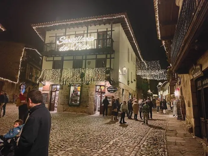 Iluminaci&oacute;n navide&ntilde;a en Santillana del Mar. / FB