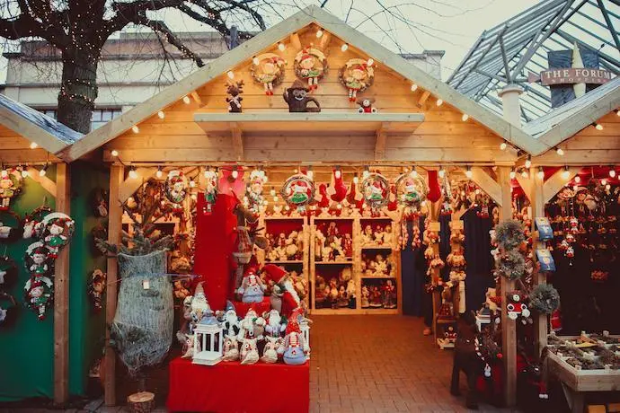 Una tienda con regalos navide&ntilde;os. / A.E