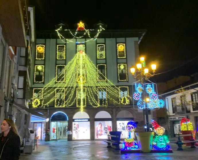 Una de las plazas de Torrelavega en Navidad. / V.G