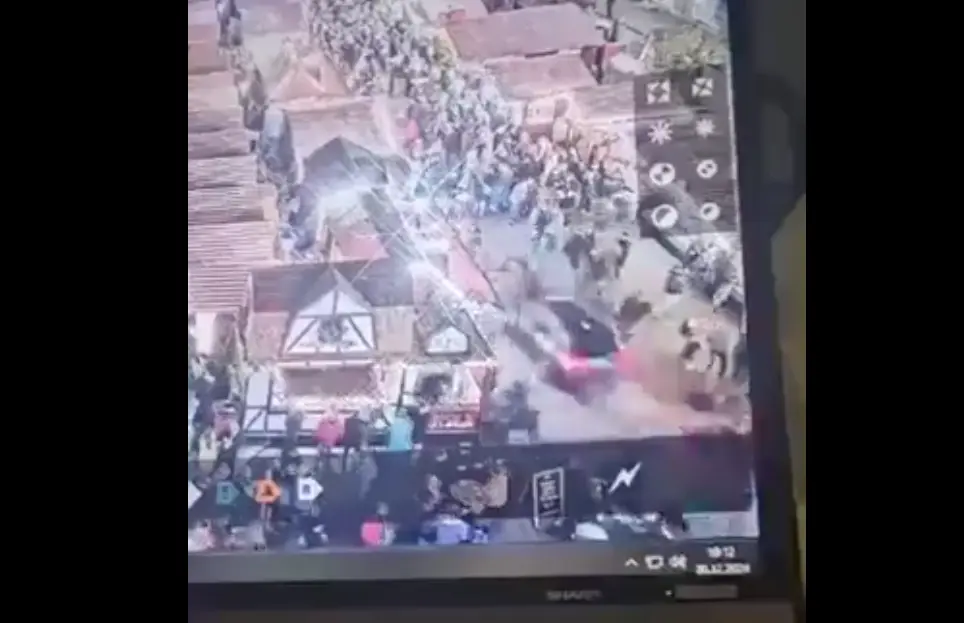 Imagen captada por c&aacute;maras de seguridad muestra el momento en que un veh&iacute;culo embiste a la multitud en el mercado navide&ntilde;o de Magdeburgo, Alemania, dejando varios heridos y generando caos en el lugar.
