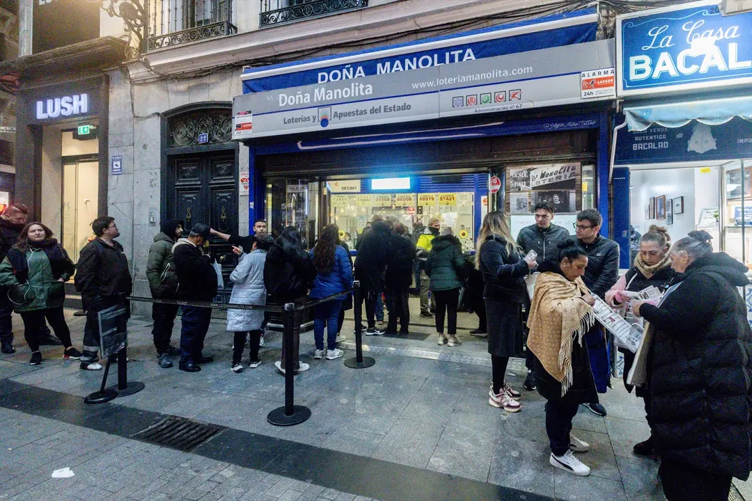 Varias personas hacen cola en la administraci&oacute;n de Loter&iacute;a de Do&ntilde;a Manolita. / Ricardo Rubio