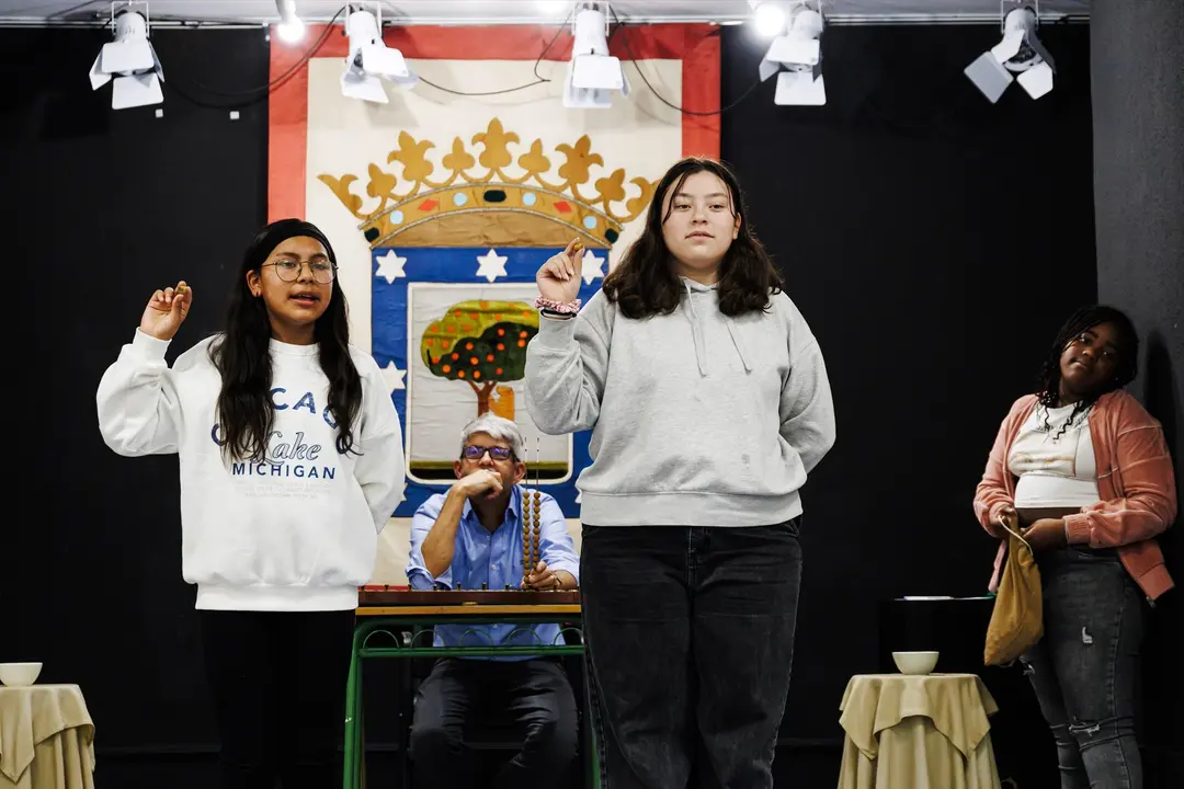 Dos ni&ntilde;as ensayan el Sorteo Extraordinario de la Loter&iacute;a de Navidad, en el colegio de San Ildefonso. / Carlos Luj&aacute;n / Archivo