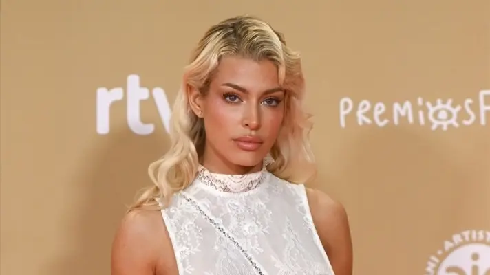 La modelo Jessica Goicoechea posa en una alfombra roja. / Alberto Ortega