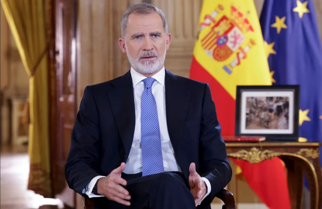 Su Majestad el Rey Felipe VI durante su Mensaje de Navidad 2024 , transmitido desde el Sal&oacute;n de Columnas del Palacio Real en Madrid.