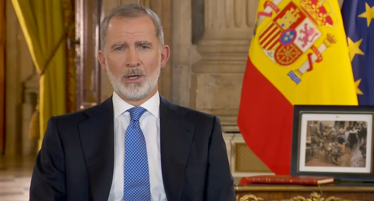 El rey Felipe VI durante su discurso institucional, acompa&ntilde;ado por las banderas de Espa&ntilde;a y la Uni&oacute;n Europea, en un mensaje centrado en la unidad, la democracia y los retos del pa&iacute;s.