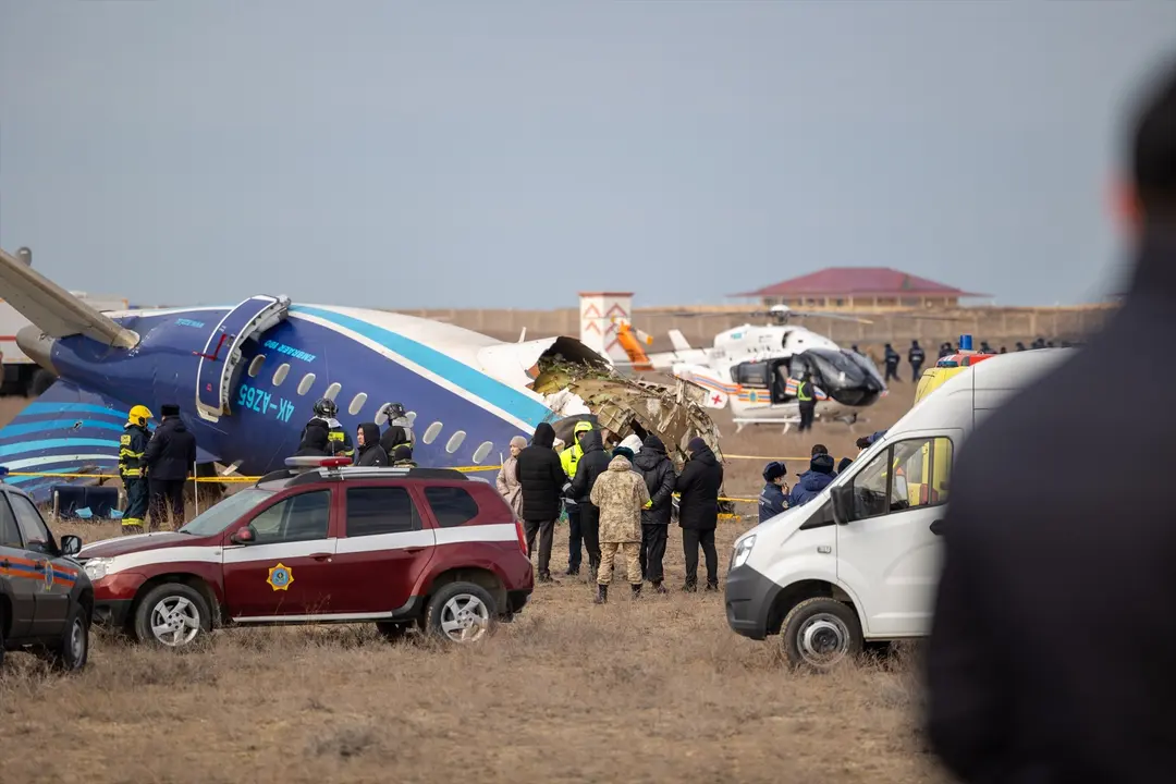 Imagen del lugar del accidente a&eacute;reo cerca de Aktau. Un avi&oacute;n de pasajeros Embraer 190, operado por Kazakhstan Airlines y con n&uacute;mero de vuelo J2-8243, se estrell&oacute; mientras cubr&iacute;a la ruta de Bak&uacute; a Grozni. Seg&uacute;n el Ministerio de Situaciones de Emergencia de Kazajist&aacute;n, 28 personas sobrevivieron al incidente. A bordo viajaban 67 personas, incluidos 62 pasajeros y 5 tripulantes. Las operaciones de rescate contin&uacute;an. Foto: Europa Press / Contacto / Isa Tazhenbayev