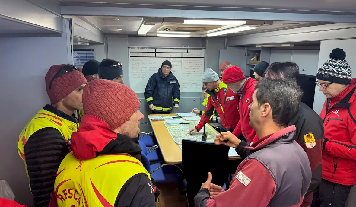 Equipos de rescate del 112 Cantabria, junto con unidades terrestres y a&eacute;reas, reanudan la b&uacute;squeda del joven leon&eacute;s desaparecido en los Picos de Europa, con el apoyo del helic&oacute;ptero del Gobierno de Cantabria.