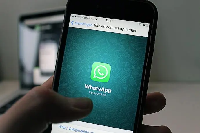 Un m&oacute;vil con la aplicaci&oacute;n de WhatsApp. / A.E