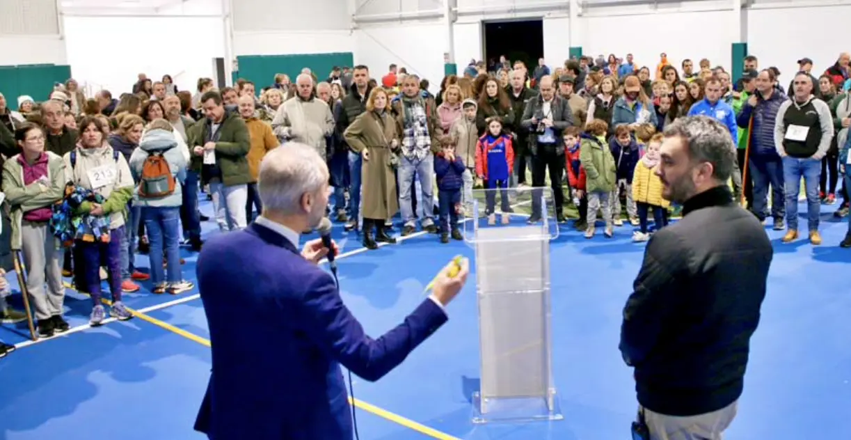 El consejero de Educaci&oacute;n, Sergio Silva acompa&ntilde;ado del alcalde de Ribamont&aacute;n al Monte en la inauguraci&oacute;n del nuevo pabell&oacute;n. / A.E.