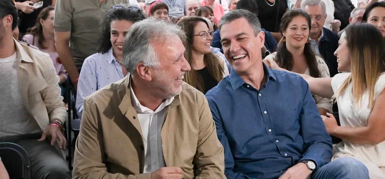 El presidente del Gobierno de Espa&ntilde;a y secretario general del PSOE, Pedro S&aacute;nchez (2i), y el secretario general del PSOE Canarias y presidente del Gobierno de Canarias y candidato a la reelecci&oacute;n, &Aacute;ngel V&iacute;ctor Torres (1i). EP