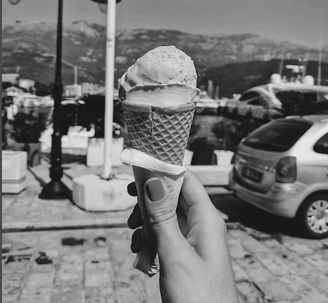 Una persona con un helado de queso. / A.E