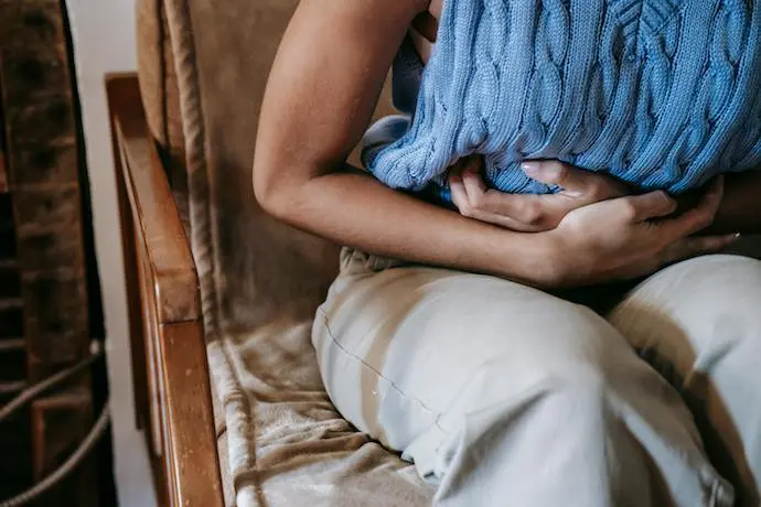 Una persona con dolor de est&oacute;mago. / A.E