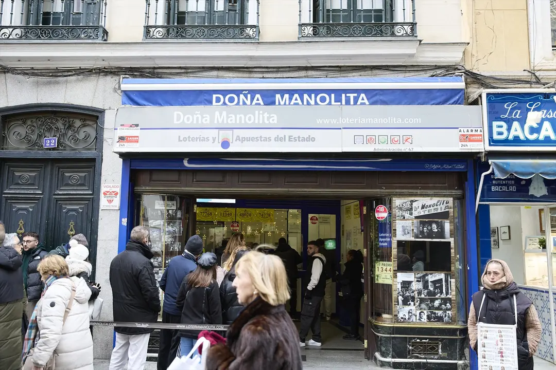 Varias personas hacen cola para comprar loter&iacute;a para el Sorteo Extraordinario del Ni&ntilde;o en la administraci&oacute;n de loter&iacute;a 'Do&ntilde;a Manolita'. EP