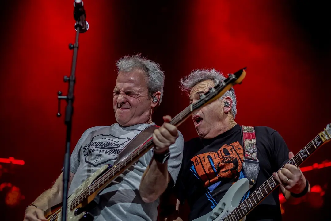 El cantante David Summers (i) y el guitarrista Rafael Mu&ntilde;oz, de la banda Hombres G act&uacute;an en el Wizink Center. EP / Archivo
