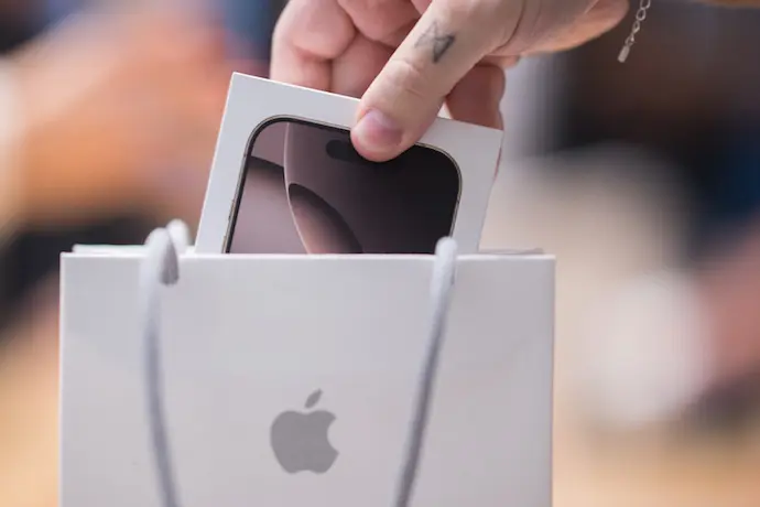 Una persona saca de la caja su nuevo Iphone. / EP