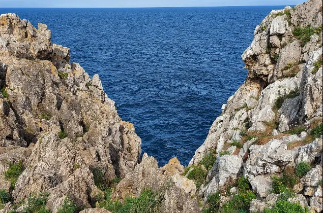 Acantilados de San Vicente de la Barquera / Playa de las Fuentes. / Red X