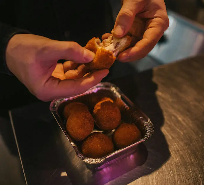 Una persona con unas croquetas. / A.E