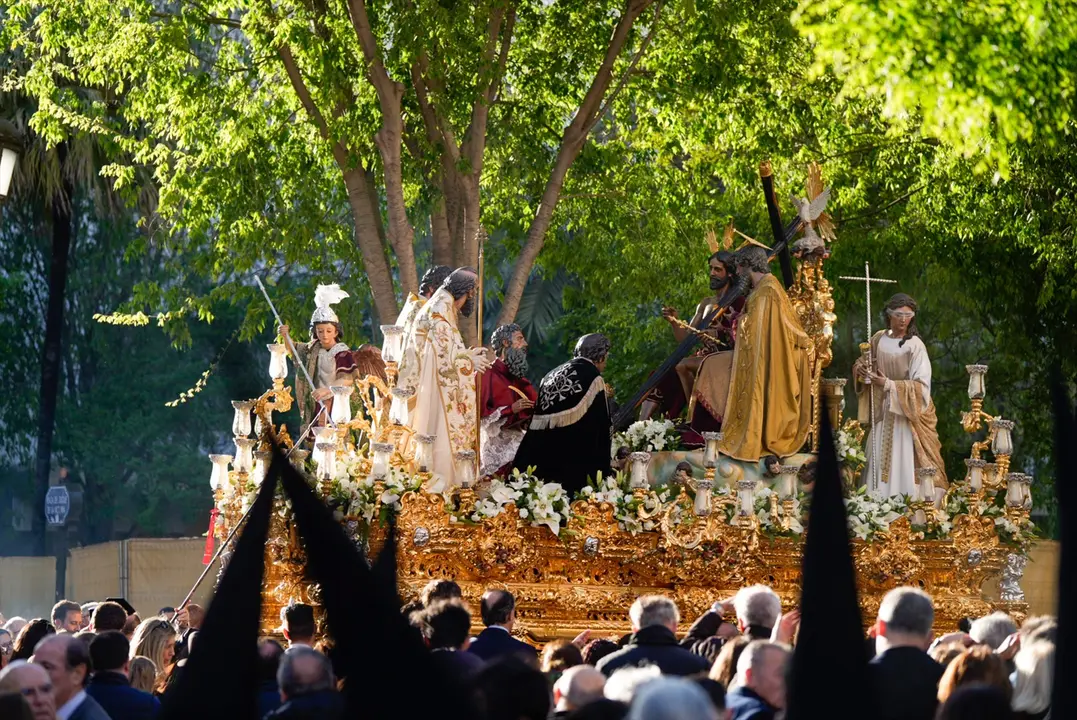 El paso del Sagrado Decreto de la Trinidad a su llegada al comienzo de la Carrera Oficial, en Sevilla el a&ntilde;o pasado. Joaquin Corchero / Archivo