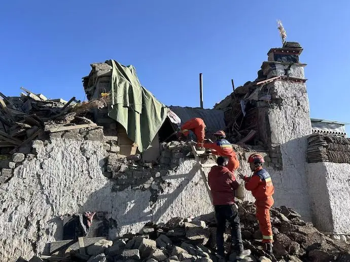 Varios miembros de los servicios de b&uacute;squeda y rescate tras el terremoto en T&iacute;bet. / EP