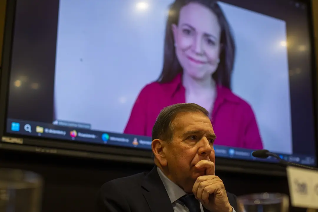 El l&iacute;der de la oposici&oacute;n venezolana, Edmundo Gonz&aacute;lez escucha a Mar&iacute;a Corina Machado v&iacute;a Zoom (al fondo), en la rueda de prensa en la Asociaci&oacute;n de la Prensa de Madrid. La plataforma CON VZLA organiz&oacute; el acto 'El desaf&iacute;o de la liberaci&oacute;n en Venezuela: Derechos Humanos, Justicia y Democracia', con motivo del D&iacute;a Internacional de los Derechos Humanos, en el que participaron Edmundo Gonz&aacute;lez, l&iacute;der de la oposici&oacute;n venezolana, y Mar&iacute;a Corina Machado.
Firma: Europa Press / Contacto / Luis Soto
