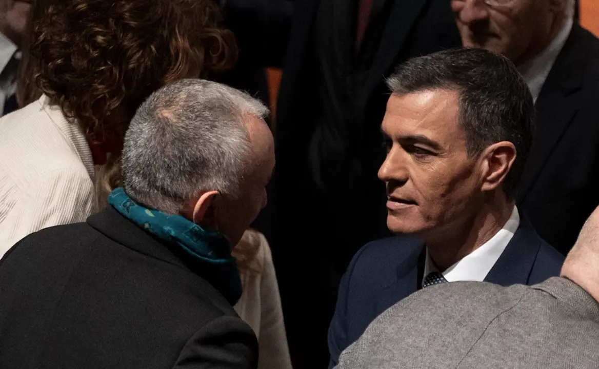 El presidente del Gobierno, Pedro S&aacute;nchez, saluda al secretario general de UGT, Pepe &Aacute;lvarez, durante el acto 'Espa&ntilde;a en Libertad', en el Auditorio del Museo Nacional Centro de Arte Reina Sof&iacute;a, a 8 de enero de 2025, en Madrid (Espa&ntilde;a). / Eduardo Parra / Europa Press