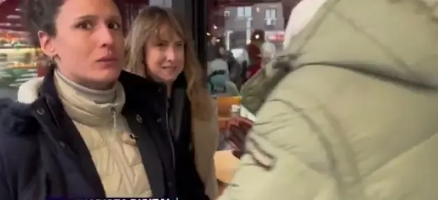 La periodista le quit&oacute; el micr&oacute;fono que es su herramanienta de trabajo.