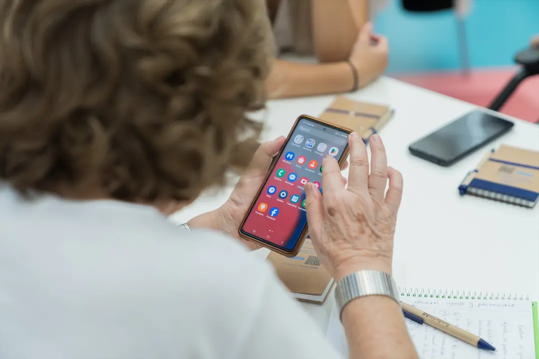 Una persona sostiene un tel&eacute;fono m&oacute;vil. / E.P.