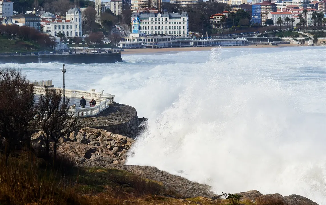 El fuerte oleaje se aproxima al paseo mar&iacute;timo de Santander. / Juan Manuel Serrano / E.P.