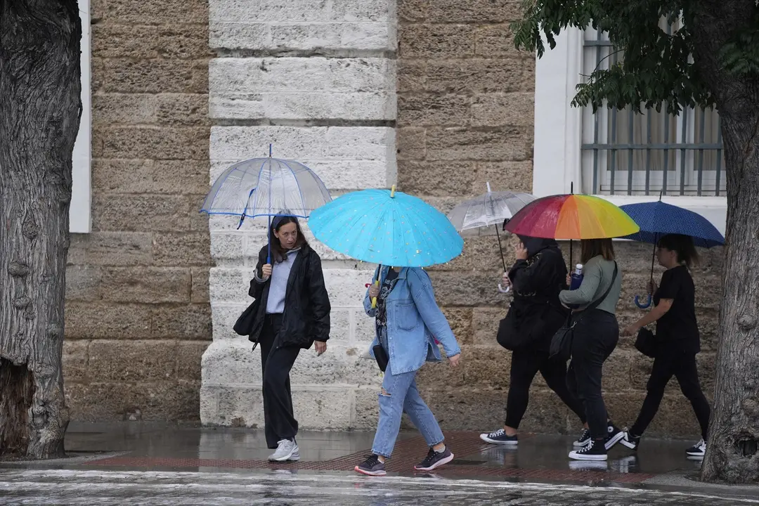 Varias personas bajo sus paraguas durante la intensa lluvia. / EP / Archivo