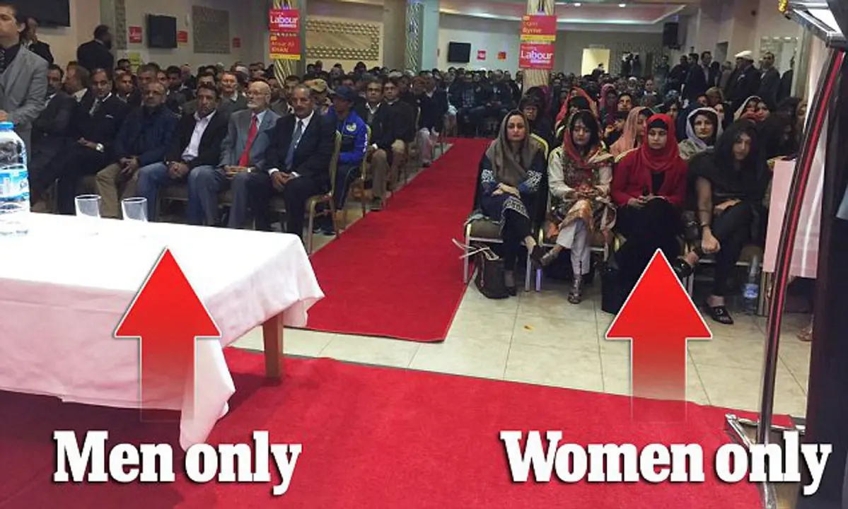 Una reuni&oacute;n de miembros del Partido Laborista segregada entre hombres y mujeres. / Red X
