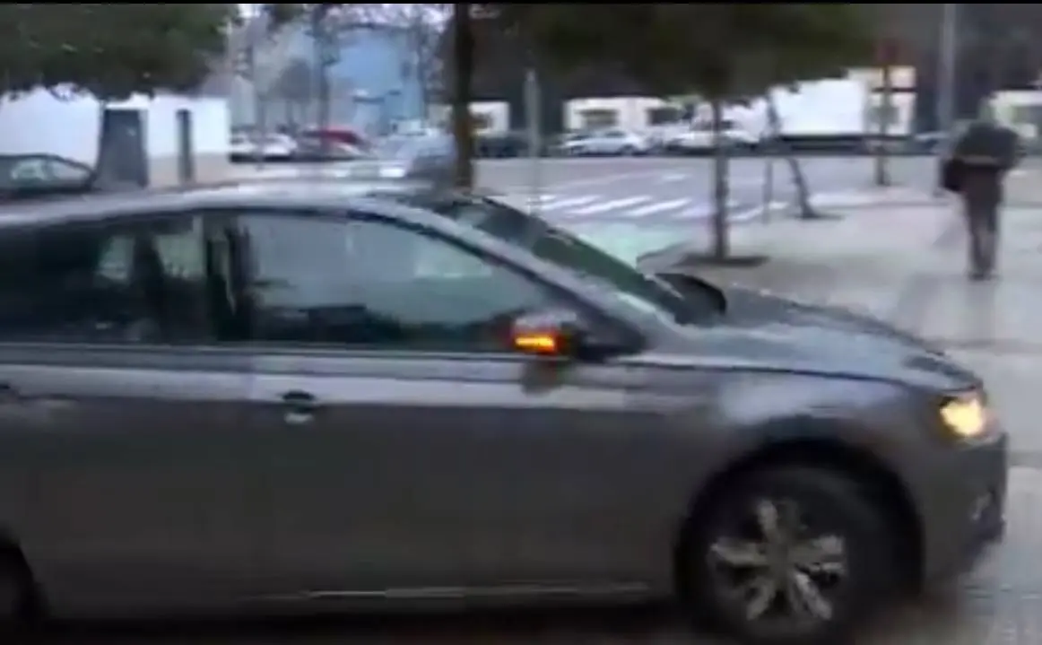 Momento en el que el coche donde viajaba el hermano de S&aacute;nchez accede a los juzgados de Badajoz. / V.Q.