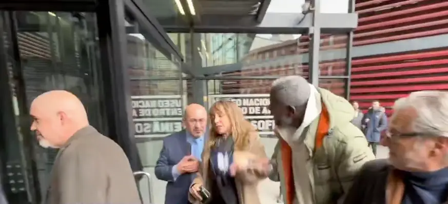 Ana Pardo de Vera durante el incidente con Ndongo. / PERIODISTA DIGITAL