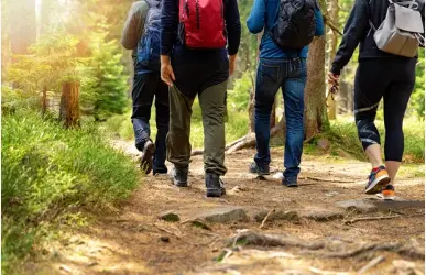 Varias personas caminan por una ruta. / A.S.