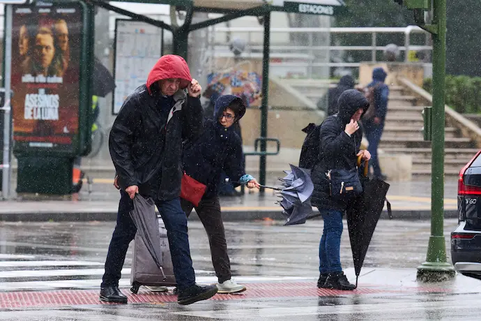 Varias personas tratan de cubrirse de la lluvia y el viento en Santander. / EP



FOTO: Juanma Serrano