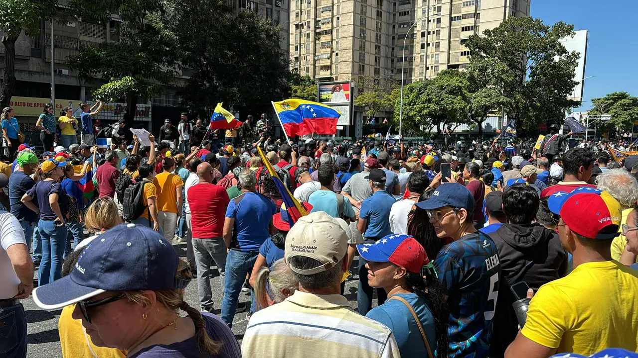 Varias concentraciones de apoyo a Gonz&aacute;lez Urrutia en Caracas. / Redx