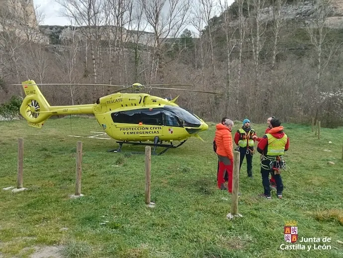 El helic&oacute;ptero de rescate de la Junta de Castilla y Le&oacute;n utilizado en la operaci&oacute;n para recuperar el cuerpo de la joven desaparecida.