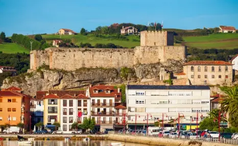 Una fortaleza medieval que ofrece vistas impresionantes del mar y los Picos de Europa. / A.S.