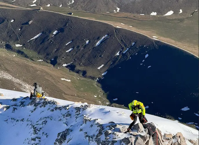 Momento del rescate en Pe&ntilde;a Vieja, Camale&ntilde;o, donde los equipos del helic&oacute;ptero medicalizado y la Guardia Civil confirmaron el fallecimiento del senderista y evacuaron a su acompa&ntilde;ante. - Foto: 112 Cantabria