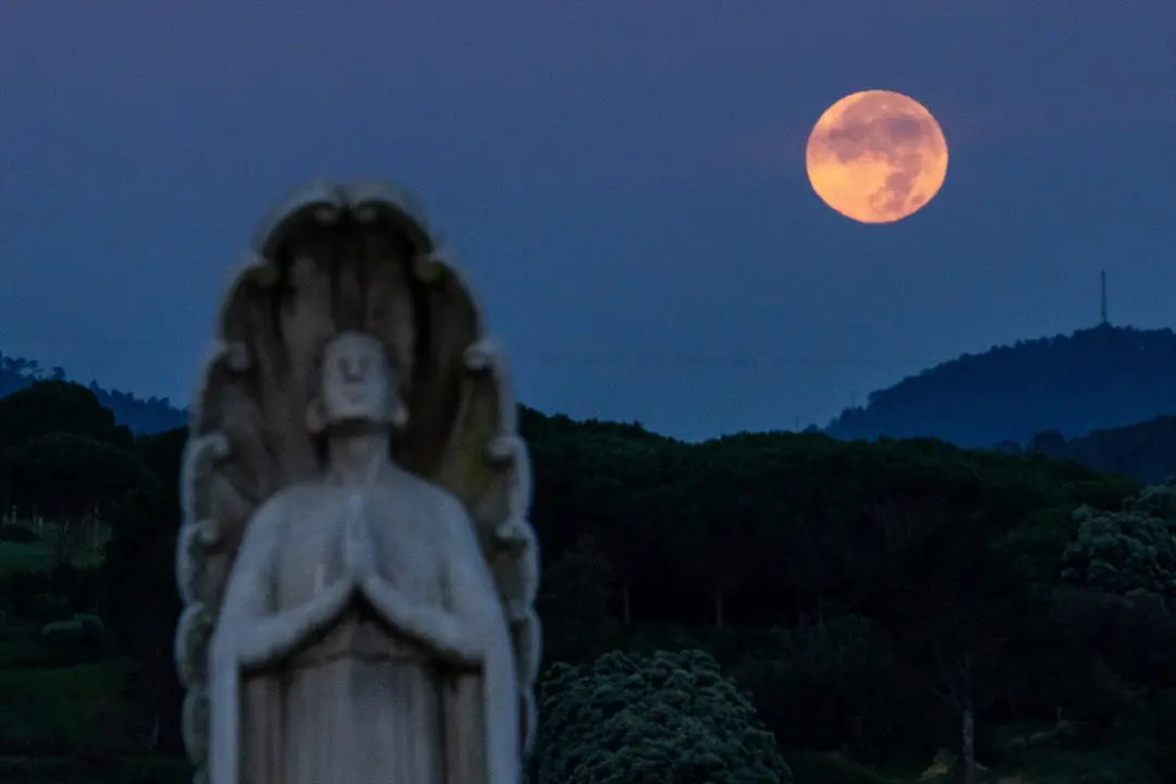 Luna llena sobre el cementerio de Luarca. / &Aacute;lvaro Ballesteros / Archivo