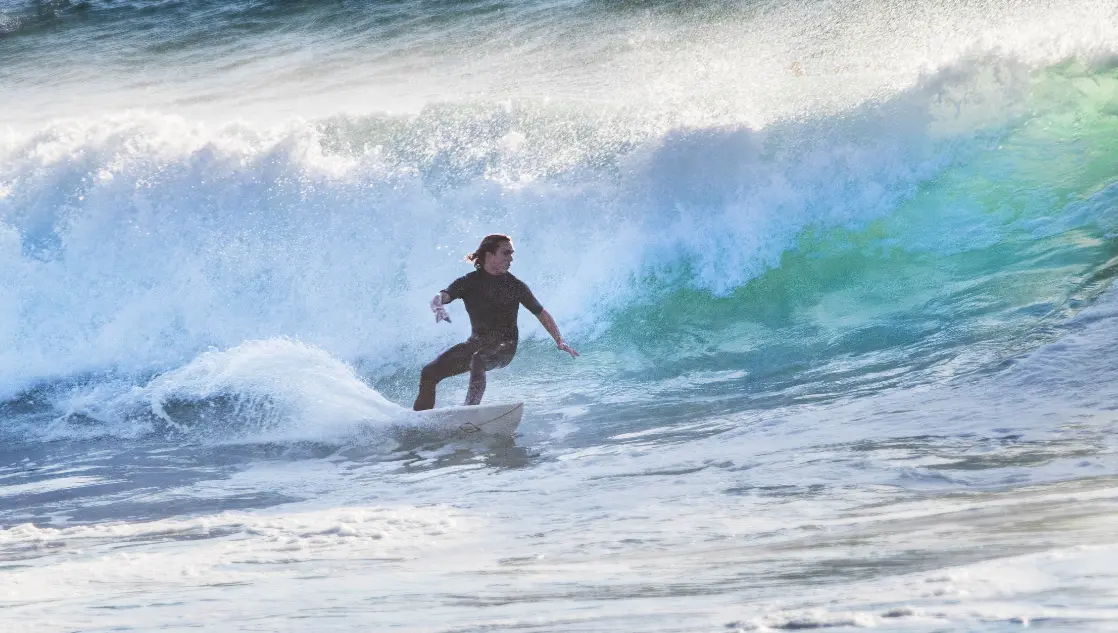 Una persona haciendo surf en Cantabria. / Surf Camp Cantabria