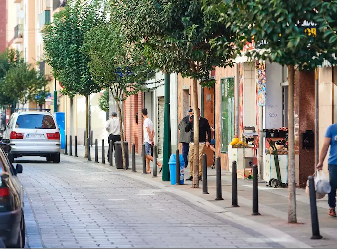 Varias personas caminan por el barrio de La Inmobiliaria. / A.E