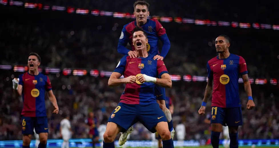 Robert Lewandowski celebra con euforia su gol junto a sus compa&ntilde;eros en la contundente victoria del FC Barcelona sobre el Real Madrid en la final de la Supercopa de Espa&ntilde;a, disputada en Yeda.